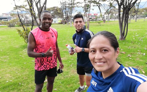 Amboya en Colombia junto a Franklin Congo y Andrés Tola, con quienes forma la terna para la Sudamericana