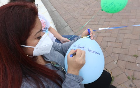 Mensajes. Tras inflar los globos, los padres plasmaron sus sentimientos en un escrito.