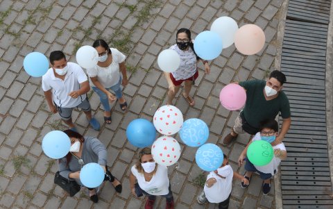 Compartir. Luego de soltar los globos, los padres, manteniendo las medidas de bioseguridad, intercambiaron experiencias y dieron palabras de ánimo a una pareja que asistió por primera vez.