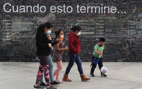 Viajar o simplemente visitar a la familia y abrazarla son algunos de los anhelos más comunes plasmados en el muro.