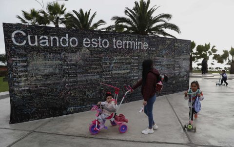 Las dos grandes pizarras habilitadas hasta ahora apenas tienen espacio, pues todos tienen algo de lo que de momento les aparta la pandemia.