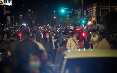Los fans de los Dodgers se tomaron las calles luego de conseguir el título, pero las autoridades y los mismos dirigentes del equipo dijeron que no continuarían para salvaguardar la vida de la afición.