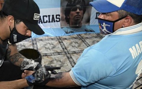 Rodriguez, se hizo un nuevo tatuaje de Maradona que fue obra del artista Juan Rojas.