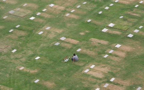 Ausencias. Una persona se adelantó por varios días en la visita que en tiempos normales cumple cada 2 de noviembre en uno de los camposantos privados de Guayaquil.