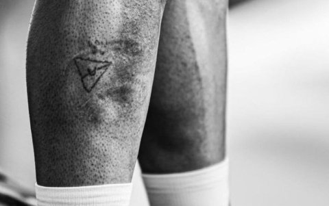 Este es el tatuaje que tiene Richard Carapaz en la pierna derecha