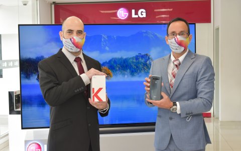 Rafael Mellado, coordinador de Marketing Digital y RRPP y, Javier Paredes jefe de categoría Celulares  de LG.