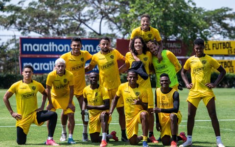 Los jugadores de Barcelona departen alegremente luego de uno de los entrenamientos.