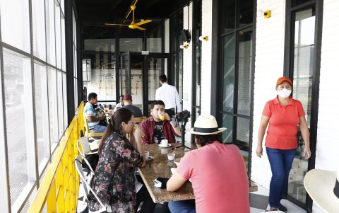 Espacios. En los restaurantes y cafeterías se cumplen las medidas de bioseguridad como respeto a la distancia y toma de temperatura.