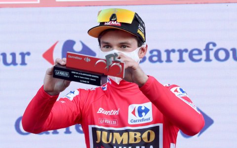 Primoz Roglic, ciclista esloveno, luce el maillot rojo luego de ganar la décima etapa.