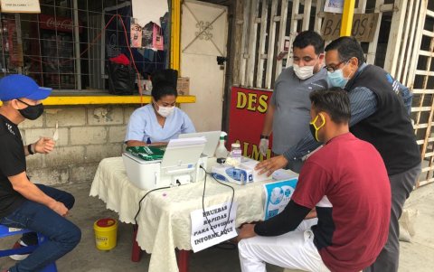 Las autoridades realizan controles donde se hacen pruebas rápidas de Covid-19.