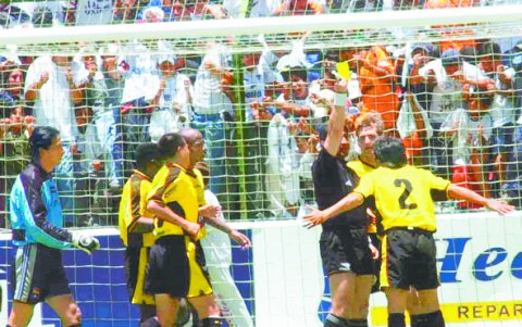 Los jugadores de Barcelona se sintieron perjudicados por Byron Moreno. Perdieron en los 12 minutos adicionados por él.