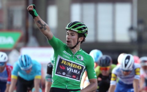 Primoz Roglic celebra luego de ganar la décima etapa de la Vuelta a España y ser el nuevo líder de la general.