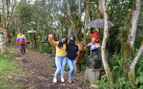 Bosque. Se intensificaron los recorridos por los senderos en Baños.