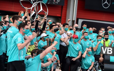 Mercedes celebra en pleno con todo su personal el título mundial de constructores