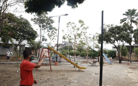 Espacios. Algunas luminarias de los parques han sido sustraídas. Los moradores aseguran que por esta situación los espacios son inseguros.