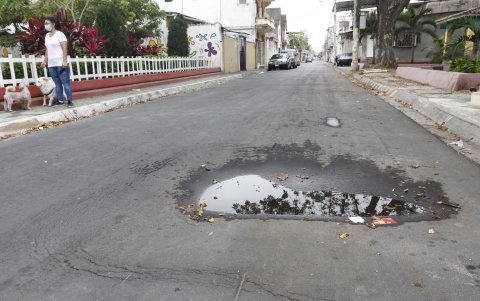 Baches. Tres calles de la ciudadela presenta desgate y baches.