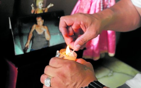 El rezo. Víctor Hugo Rosado reza y pone una vela en su casa por sus tres familiares que fallecieron entre septiembre de 2019 y marzo de 2020. Una de ellas fue su madre, Susana Cruz de Rosado.
