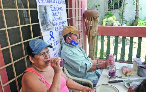 David Gutiérrez toma la colada y recuerda que cada año lo hizo con su padre, Romeo. Él falleció el pasado 31 de marzo por Covid y su cuerpo aún está perdido.
