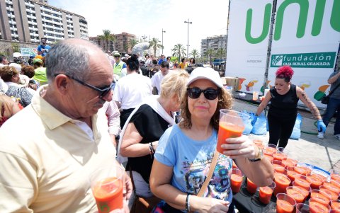 En la fotografía se aprecia una parte de la que se convirtió en la mayor ración de gazpacho del mundo,
