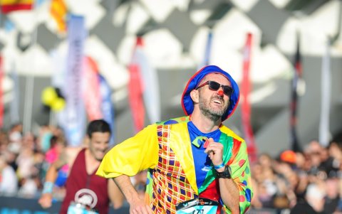 El madrileño Rafael Cros Gutiérrez  es la persona vestida de payaso que más rápido ha completado la carrera de Valencia (España).