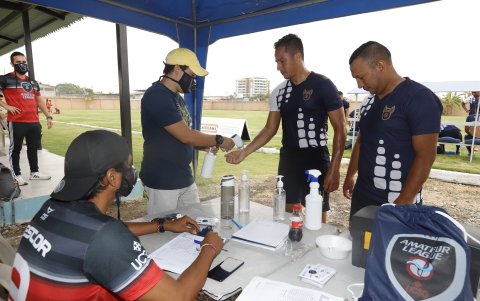 Precaución. Los jugadores se sometieron al control de la temperatura.