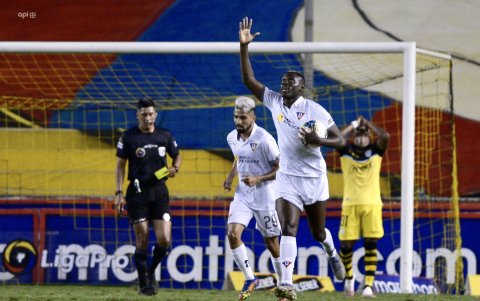 René Marín (d) fue el colegio del Barcelona vs. Liga. Para su criterio no fue penal una acción del meta albo Adrián Gabbarino sobre el lateral canario Byron Castillo.