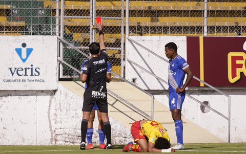 Álex Cajas le muestra una polémica tarjeta roja al zaguero eléctrico Marlon Mejía ante Aucas.