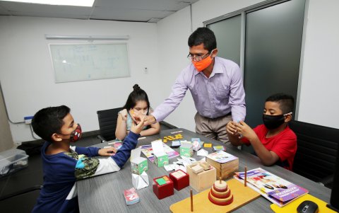 Los estudiantes se divierten aprendiendo la materia más temida por ellos.