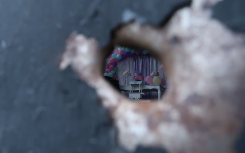 Violencia. A través de uno de los hoyos de bala se observa los arreglos de la matiné que hasta ayer aún se mantenían.