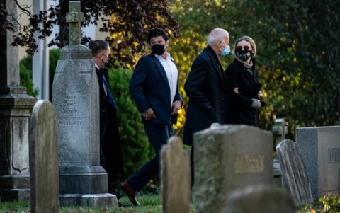 Biden comenzó el día de las elecciones visitando las tumbas de su familia, antes de dirigirse a Pennsyvlania.