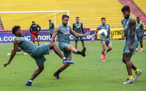 Los jugadores de Barcelona trabajan pensando en el duelo del viernes ante Olmedo en Riobamba.