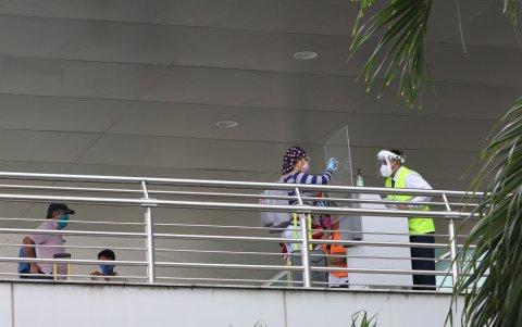 Controles. Las medidas de seguridad sanitaria son permanente, a causa del coronavirus. Esta es una de las estaciones de control en el aeropuerto José Joaquín de Olmedo.