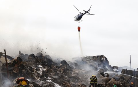 A través del aire también se lanzó agua para intentar controlar el incendio.