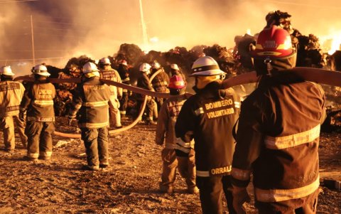 Al menos 300 bomberos de Guayaquil participaron en la tarea la noche del lunes.