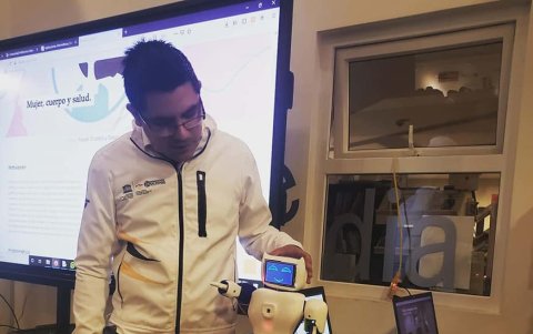 El asistente robótico junto Brian Pinos durante un evento de presentación.