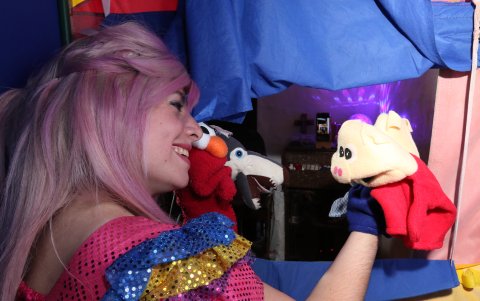 Paula Guerrero, la animadora de fiestas infantiles. Maneja títeres para los niños que están por Zoom.