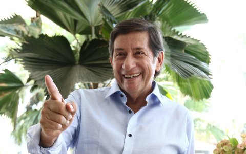 Es un convencido de que hay que reírse de la vida antes de que la vida se ría de uno.