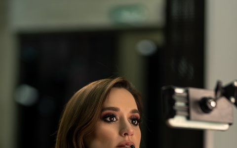 Es maquilladora y cosmetóloga.