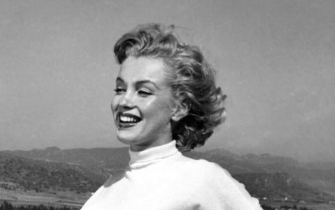 Marilyn Monroe usando una crop top.