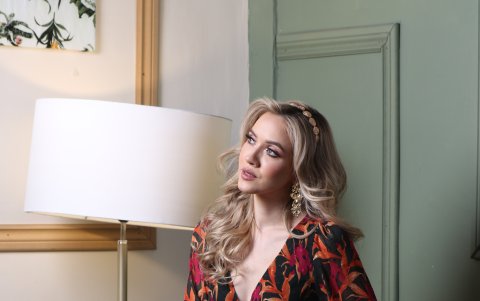 Disfruta usar looks románticos.