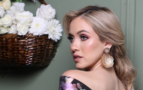 Le gusta usar maquillajes en tonos tierra o pasteles.