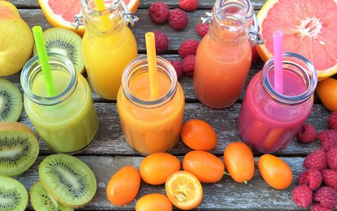 El jugo de las frutas al natural tiene fructuosa o azúcar y consumido en grandes cantidades también es perjudicial para la salud.