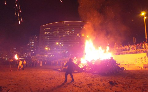 Tradicionalmente para estas fechas, en Salinas se han quemado decenas de monigotes a orillas del mar, al pie del malecón.