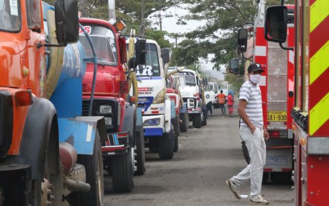Al menos 40 tanqueros participaron de la jornada la noche del incendio.