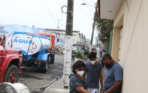 Apagar el incendio no fue tarea fácil, varios días después de ocurrido el siniestro este continuó reactivándose.