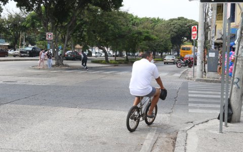Necesidad. Ciclistas y peatones critican que el dinero a invertir no sea utilizado para regenerar aceras, construir una ruta completa de la ciclovía y crear espacios que permitan el encuentro.