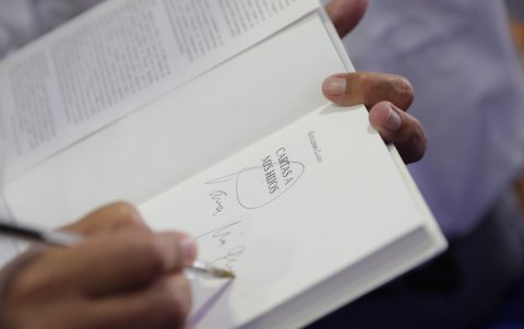 Detalle. Guillermo Lasso firmando un ejemplar de su libro.