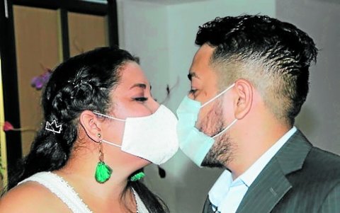 El beso. Carlos Morocho y Maricely Pérez se casaron el 4 de noviembre.