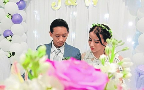 Virtual. Jesús Burgos y Wendy Estévez oran en un discurso bíblico en línea, virtualmente se conectaron al evento 150 invitados.