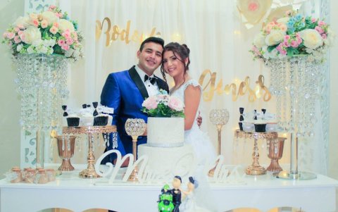 Los esposos Rodolfo y Génesis Cordero decoraron su casa para tener una fiesta virtual por su boda.